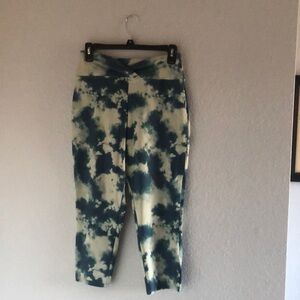 Adore Me brand capri leggings, size Medium.  Teal tie-dye print.